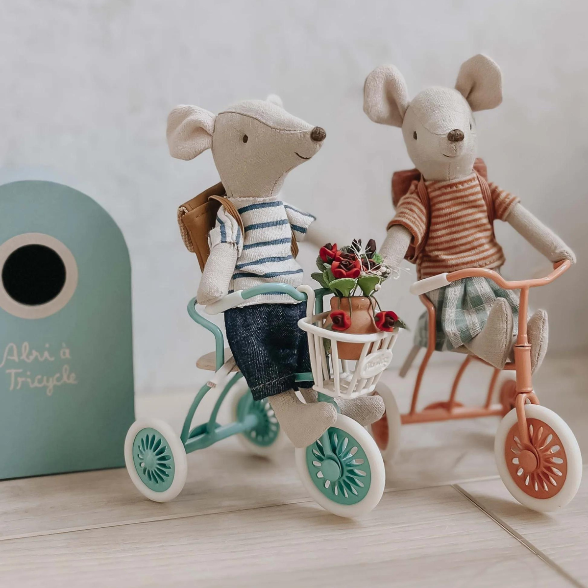 Maileg - Mouse Tricycle Big Sister with Bag rose